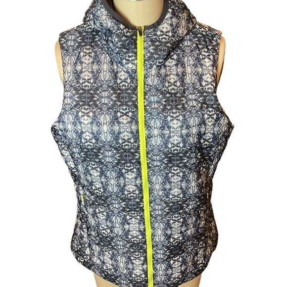 Title Nine Blue Print Hooded Quilted Vest Size Medium EUC - Picture 2 of 13